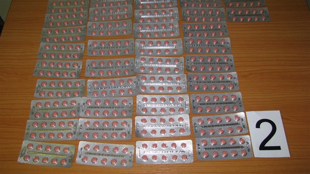 Celnci nali 1600 tablet lku Apselan v aut na Trutnovsku, sedmadvacetilet recidivista ukrval jejich st ve spodnm prdle (10.5.2016).