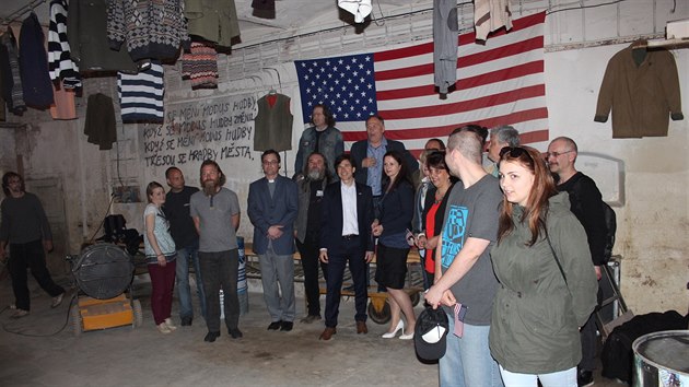 Stanislav Pitaš hostil v undergroundovém klubu Eden v Broumově debatu s americkým velvyslancem Andrewem Schapiro (13.5.2016).