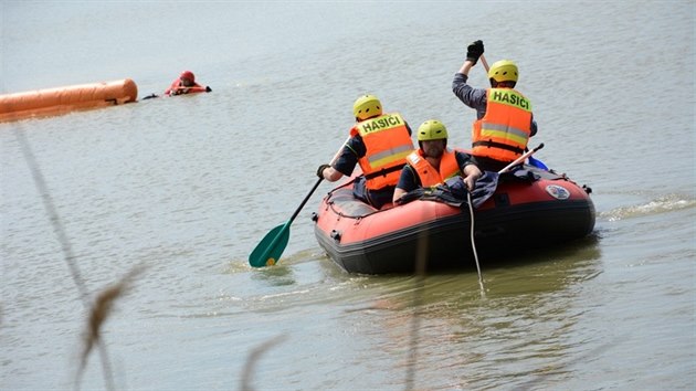 Záchrana osobního automobilu Hyundai Trajet ze známého rybníka Bezruč na okraji obce Jistebník.