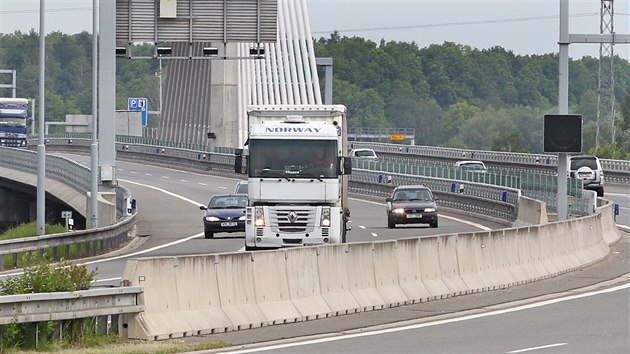 Řidiči projíždějí zvlněným úsekem na dálnici, která spojuje Ostravu a Bohumín. Podle ŘSD je silnice
poškozená kvůli nekvalitnímu násypu pod povrchovou částí.
