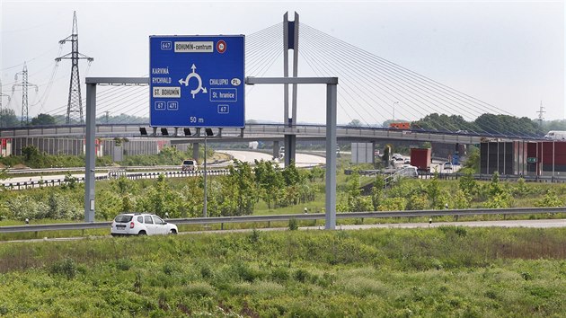 Řidiči projíždějí zvlněným úsekem na dálnici, která spojuje Ostravu a Bohumín. Podle ŘSD je silnice
poškozená kvůli nekvalitnímu násypu pod povrchovou částí.