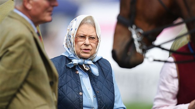 Královna Alžběta II. vyhrála poukaz na nákup do řetězce Tesco (Windsor, 12. května 2016).