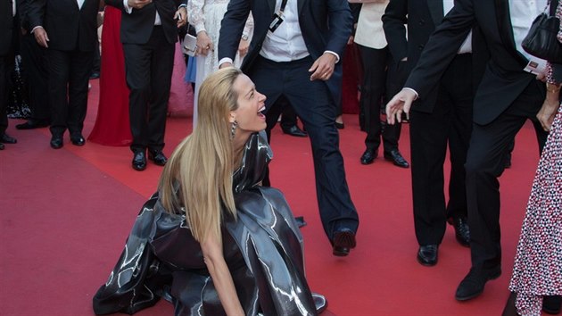 Petra Němcová upadla na červeném koberci v Cannes.