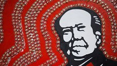 Obraz diktátora Mao Ce-tunga lemovaný odznaky s jeho profilem v muzeu v...