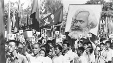 Demonstranti nesou obraz Karla Marxe a mávají pamflety vdce Mao Ce-Tunga na...