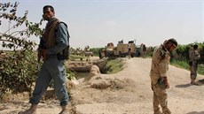 Afghántí policisté v boji s Talibanem v okresu Nahri Sarád na východ...