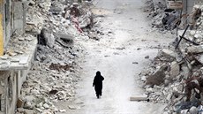 ena prochází troskami ve mst Maarat an-Numán v Sýrii. (15. kvtna 2016)