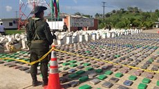 Kolumbijská policie pedvádí rekordní mnoství kokainu zabavené v provincii...