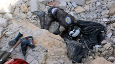 len Syrské civilní obrany v Aleppu prohledává trosky domu znieného pi ruském...