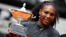 Serena Williamsová s trofejí pro vítězku turnaje v Římě.