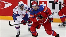 Úto�nou snahu ruské hv�zdy Alexandra Ove�kina sleduje Kristian Forsberg z...
