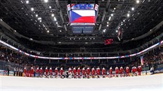 HYMNA PRO VÍTĚZE. Čeští hokejisté po výhře nad Švýcarskem.