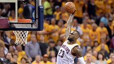 Le Bron James sme�uje v utkání s Torontem.