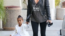 Kanyeho ena Kim Kardashianová nezstává pozadu: vintage tílko s logem...