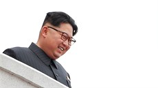 Severokorejský vdce Kim-ong un pihlíí oslavnému prvodu v Pchjongjangu...