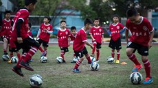 BUDOU Z NICH HV�ZDY? �ínský fotbal se krom� nákupu hv�zd soust�edí i na výchovu...