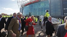 RYCHLE PRY�. Lidé opou�t�jí stadion Old Trafford kv�li hrozb� bombového útoku.