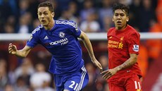 Nemanja Mati� z Chelsea stíhaný fotbalistou Liverpoolu Robertem Firminem.