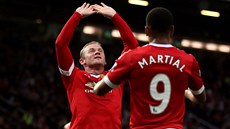 100. Wayne Rooney slaví gól do sítě Bournemouthu, celkově stý na stadionu Old...