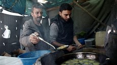 Uprchlíci vyrábí v Idomeni i chutný falafel.