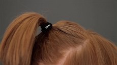 Prostedek vlas spojte pevn gumikou, pro vtí objem mete pouít látkovou.