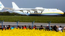 Na pražské letiště v Ruzyni dosedlo největší letadlo na světě Antonov An-225...