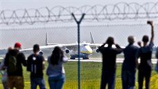 Na praské letit v Ruzyni dosedlo nejvtí letadlo na svt Antonov An-225...