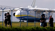 Na pražské letiště v Ruzyni dosedlo největší letadlo na světě Antonov An-225...