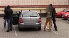 Kriminalisté dopadli mladíka, který p�epadl prodejnu potravin