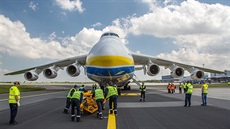 Poprvé vyjel Antonov An-225 Mrija (Sen) na letitní plochu ve tvrtek 1....