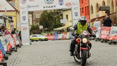 Motorkáři z DC Moto Teamu zajišťují bezpečnost na cyklistických závodech v...