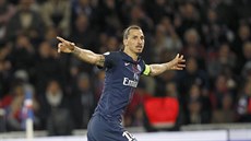 Zlatan Ibrahimovic během svého posledního utkání za Paris St. Germain slaví...