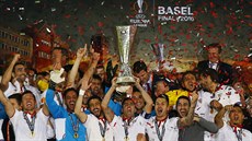 Fotbalisté Sevilly se radují s trofejí pro vítěze Evropské ligy.