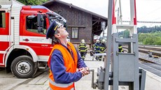 Cviení zaalo runím zvednutím závor a uvolnním blízkého pejezdu.