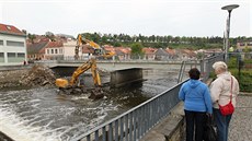 Bagry zaaly pracovat, a tak Podkláterský most z 30. let minulého století...