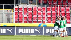 Jablonečtí fotbalisté se radují z gólu.