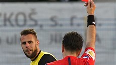 Ostravský branká� Vojt�ch �rom dostává �ervenou kartu.