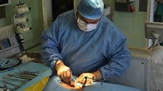 Operatér Tomá Hosszú z hradecké neurochirurgie operuje metodou MIDLIF...