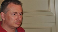 Právník Jan Hrabec a léka Jií Havránek (vpravo) u Okresního soudu v...