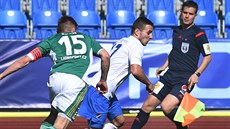 Ostravský Karol Mondek (vpravo) uniká Danielu Krch ovi z Bohemians.