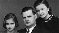 Snímek Larissy imekové se sestrou a otcem z roku 1934.
