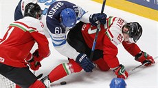Finský hokejista Aleksander Barkov bojuje s Kalvinem Sagertem z Maarska.