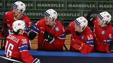 Norský úto�ník Mats Zuccarello (36) vst�elil gól. Raduje se z n�j se spoluhrá�i.