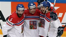 Čeští hokejisté se radují z gólu proti Norsku.