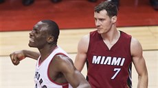 Bismack Biyombo (vlevo) z Toronta se raduje, Goran Dragi� z Miami jeho pocity...