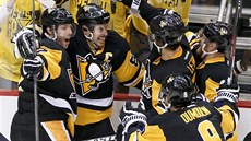 Hokejisté Pittsburghu slaví vít�zný gól v utkání s Tampou.