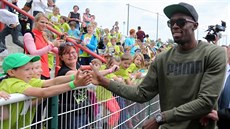 Usain Bolt zdraví malé atlety na pražském mítinku Čokoládová tretra.