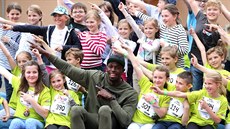 Usain Bolt se vyfotil s malými ú�astníky pra�ského mítinku �okoladová tretra.