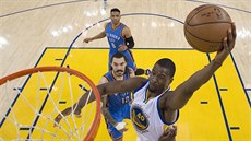 Harrison Barnes (40) z Golden State smeuje do koe Oklahoma City, Steven Adams...