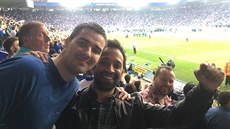 NA MÍST. Bhem sezony sledoval Patrick Mendes (vpravo) utkání Leicesteru z...